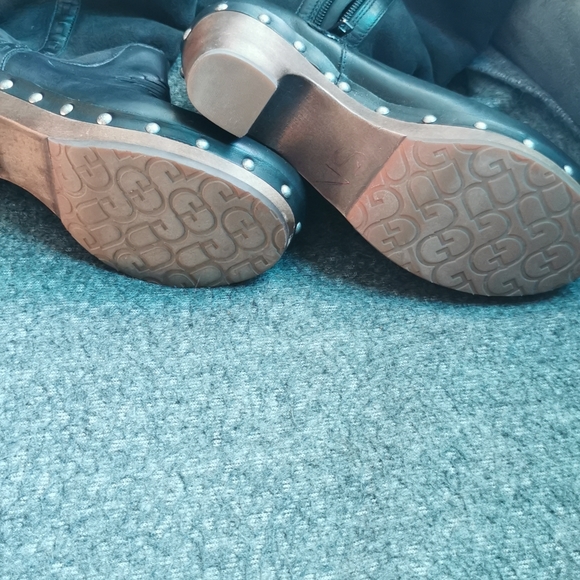 Uggs - Picture 4 of 7